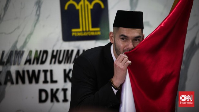 Sandy Walsh mengaku memang belum membeli peci dan jas untuk dikenakan dalam proses pengambilan sumpah sebagai WNI.