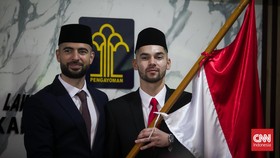 FOTO: Momen Penuh Sukacita Sandy Walsh dan Jordi Amat Resmi WNI