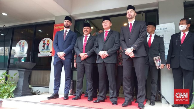 Pemain naturalisasi Sandy Walsh mengalami momen emosional ketika menyanyikan lagu Indonesia Raya.