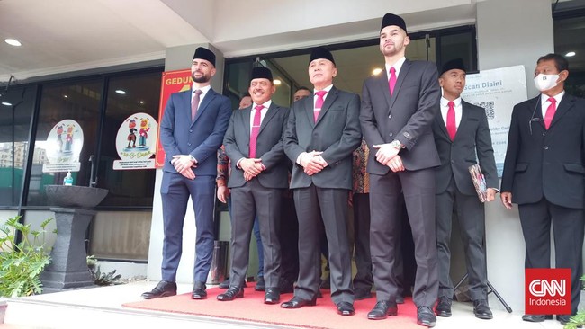 Sandy Walsh dan Jordi Amat masih perlu menjalani serangkaian proses administrasi agar dapat membela Timnas Indonesia.