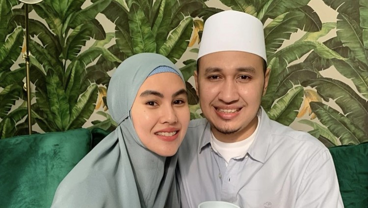 Kartika putri makan bareng suami Kartika putri makan bareng suami