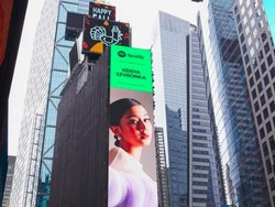 Keren! Wajah Keisya Levronka Mejeng di Times Square