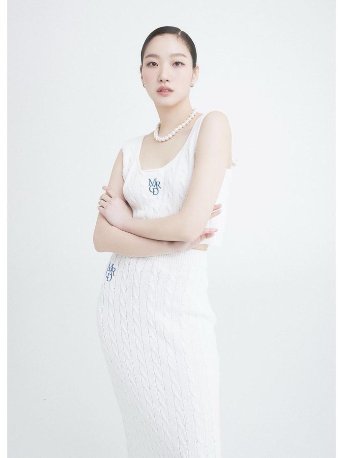 Lewat pemotretannya bersama Merci Mecredi, aktris Kim Go Eun terlihat stunning dalam balutan sleevelss dress berwarna putih./ Foto: instagram.com/ggonekim