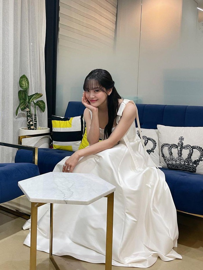 Kerap tampil dengan berbagai gaya, aktris-penyanyi Kim Se Jeong terlihat manis dan elegan saat mengenakan long dress berwarna putih./ Foto: instagram.com/clean_0828