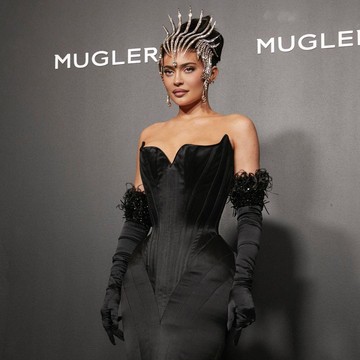 Disebut Mirip 'Maleficent', Simak Gaya Glamor Kylie Jenner di Pameran Thierry Mugler
