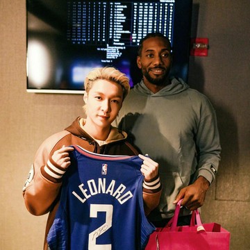 Momen Interaksi Langka Antara Lay EXO dengan Pemain Basket LA Clippers, Kawhi Leonard