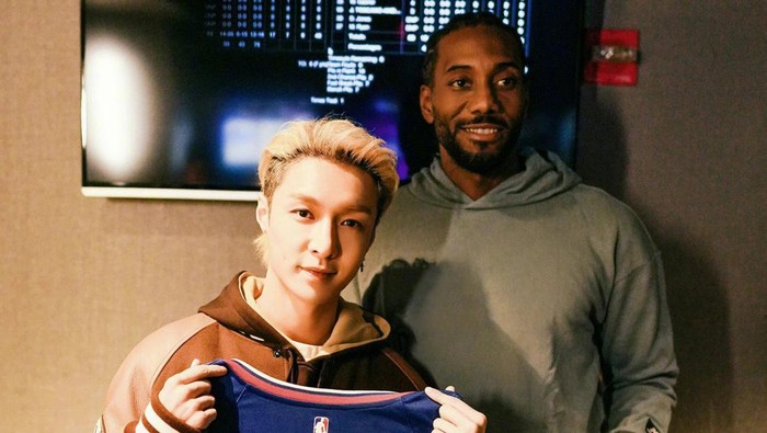 Momen Interaksi Langka Antara Lay EXO dengan Pemain Basket LA Clippers, Kawhi Leonard Momen Interaksi Langka Antara Lay EXO dengan Pemain Basket LA Clippers, Kawhi Leonard