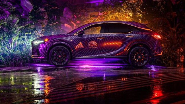 Lexus dan Adidas bekerja sama memodifikasi mobil hybrid RX 500h F Sport buat memeriahkan penayangan film Black Panther: Wakanda Forever.