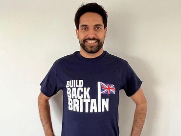 img-title 7 Potret Mahyar Tousi YouTuber London yang Hina Pemakai Batik Idiot
