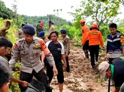 Tanah Longsor Tutupi 4 Titik Jalan Poros Makassar-Malino, Lalin Lumpuh Total