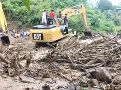 Tim SAR Gabungan Cari 1 Unit Mobil yang Tertimbun Longsor di Gowa