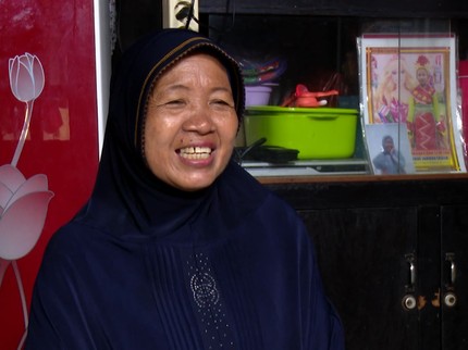 Ditinggalkan Suami, Tertatih Mama Ana Berjualan Kue untuk Hidupi Diri