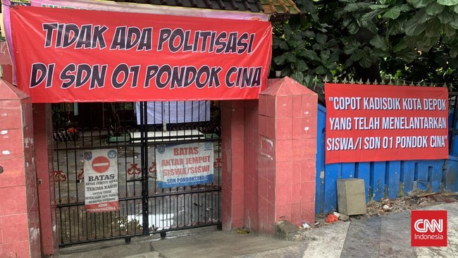 Orang tua murid SDN Pondok Cina 1, Depok, menggencarkan protes terkait wacana relokasi sekolah tersebut.