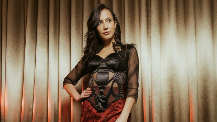 Pevita Pearce di premiere film Sri Asih (2022)