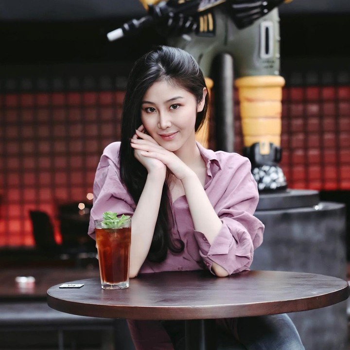 <p>Lahir pada 6 Juli 1997, model cantik yang satu ini ternata memiliki pendidikan yang tinggi, lho, Bunda. Ayu diketahui telah meraih gelar Master of Medical Science (MMSc) di Ilmu Biomedis dari Fakultas Kedokteran Universitas Udayana, Denpasar, Bali. (Foto: Instagram@ayusarasw)</p>