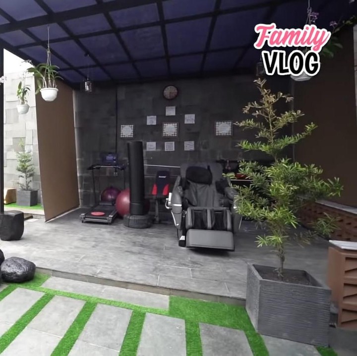 <p>Memiliki area halaman belakang yang cukup luas, Andhika dan Ussy memiliki area untuk olahraga dan gazebo untuk berkumpul bersama teman-teman, lho, Bunda. (Foto: YouTube USSY ANDHIKA OFFICIAL)</p>