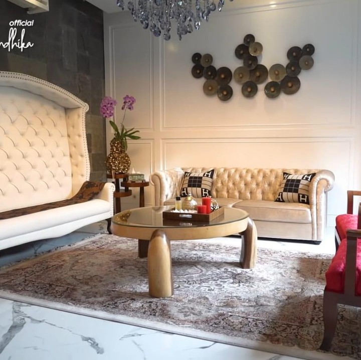 <p>Hampir semua sudut rumah, mereka rombak menjadi lebih mewah dan berwarna, seperti ruang tamu yang satu ini memiliki kesan elegan dilengkapi dengan furnitur mewah. (Foto: YouTube USSY ANDHIKA OFFICIAL)</p>