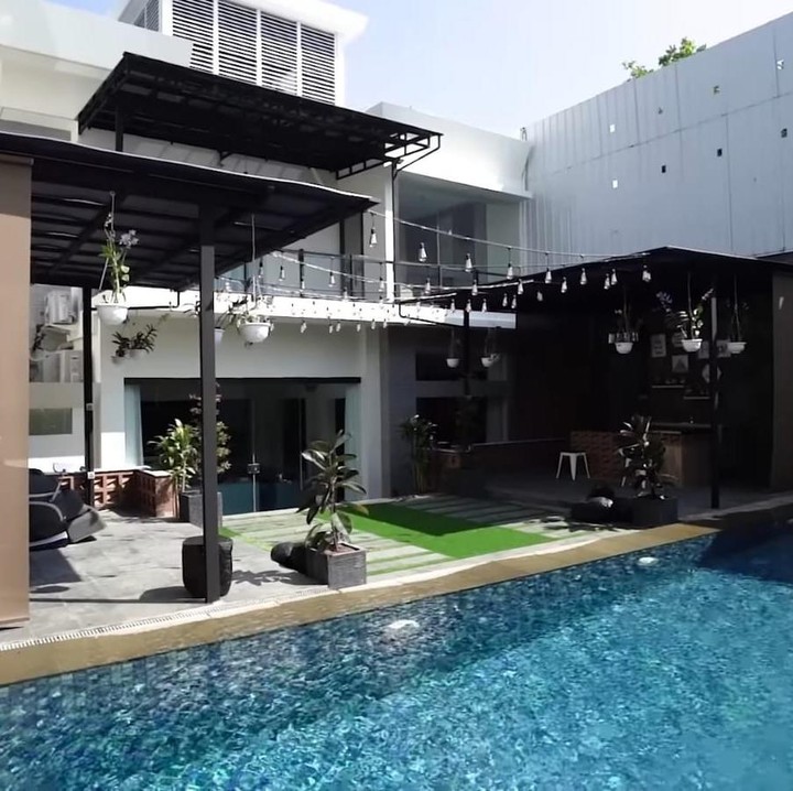 <p>Rumahnya yang sangat mewah juga dilengkapi dengan kolam renang yang cukup luas yang sering digunakan oleh anak-anaknya bermain. Rumah pasangan yang satu ini sangat mewah dan nyaman, ya, Bunda. (Foto: YouTube USSY ANDHIKA OFFICIAL)</p>