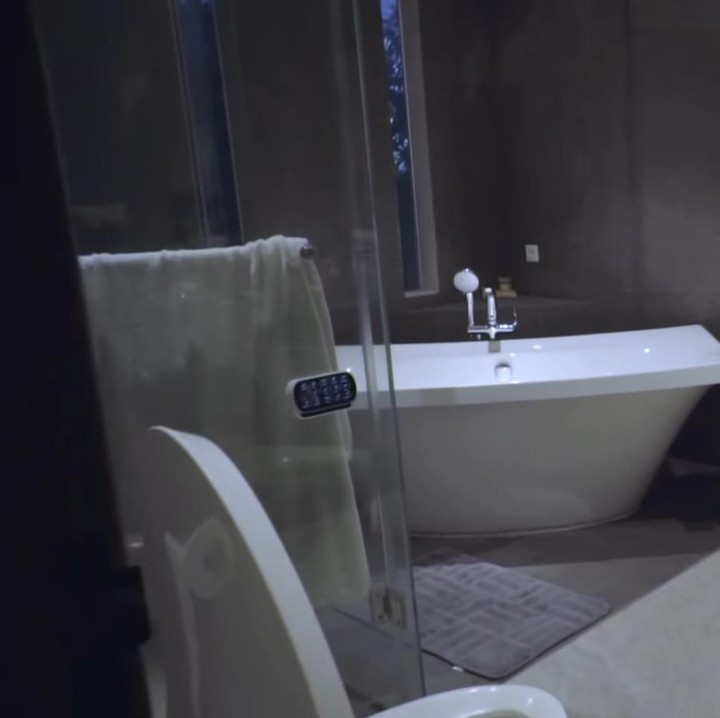 <p>Bukan hanya depan rumah dan ruang keluarga saja yang terlihat <em>cozy</em>. Kamar mandi miliknya pun terlihat sangat <em>cozy </em>dan elegan. Meski rumahnya tampak kecil, Vidi memanfaatkan setiap ruangnya dengan maksimal, ya, Bunda. (Foto: YouTube Yuki Kato)</p>