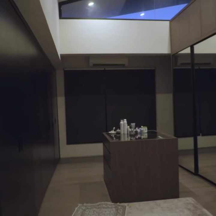 <p>Sementara itu, tepat di area kamarnya, Vidi juga menyediakan ruang untuk lemari pakaian, koleksi sepatu, dan perhiasan miliknya. (Foto: YouTube Yuki Kato)</p>