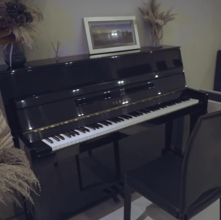 <p>Berprofesi sebagai musisi Tanah Air, tidak heran bila dirinya menyediakan ruang untuk alat musik favoritnya, yakni piano. Vidi mengaku area yang satu ini adalah tempat favoritnya ketika menghasilkan sebuah lagu. (Foto: YouTube Yuki Kato)</p>