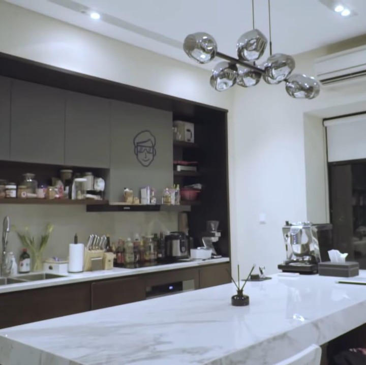 <p>Berbeda dari rumah yang lainnya, saat pertama kali masuk ke rumah Bunda bukan disambut dengan ruang tamu, tetapi langsung ruang keluarga dan area dapur. Dapur sekaligus meja makan ini sengaja dibuat lebih luas agar keluarga atau teman-temannya nyaman. (Foto: YouTube Yuki Kato)</p>