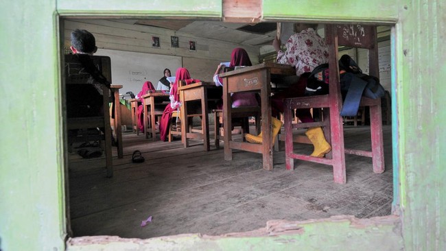 Sebanyak 75 persen sekolah di Indonesia disebut berada dalam kawasan rawan bencana, mulai dari banjir, gempa sampai longsor.