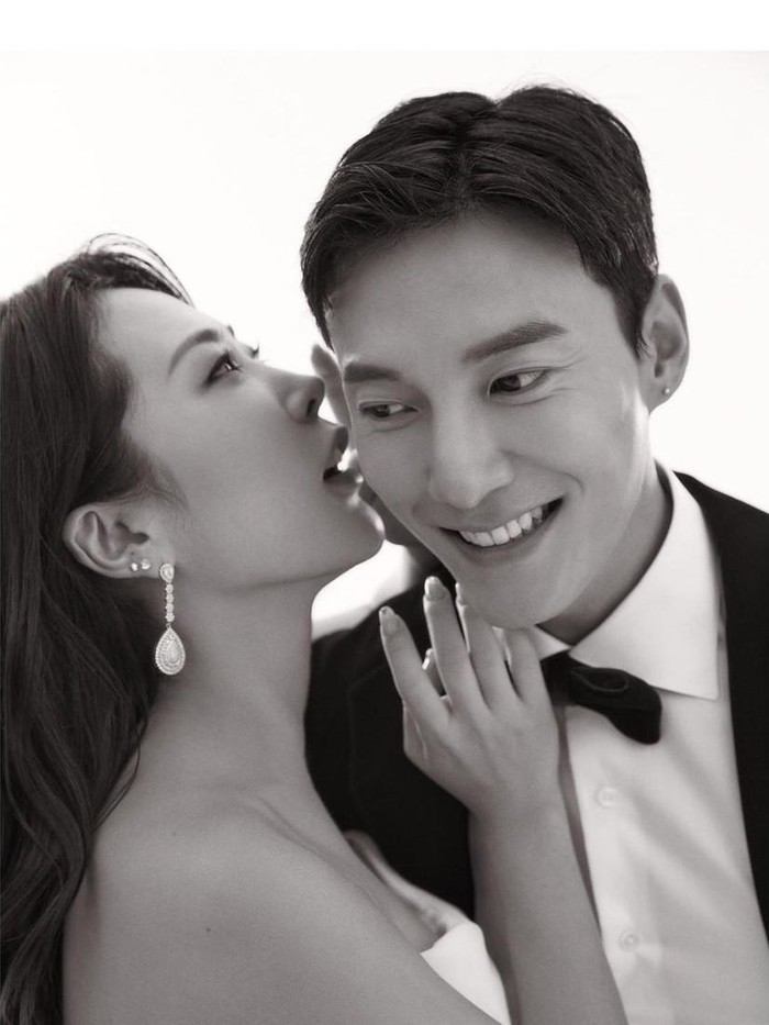Sementara itu, sosok pria tampan di sebelah Honey J mengenakan koleksi dari PAVONE STUDIOLO, termasuk tuxedo hitam. Suami dari dancer cantik ini terlihat gagah dan menawan dari segala sudut. Setuju kan, Beauties?/ Foto: instagram.com/__honey.j__/