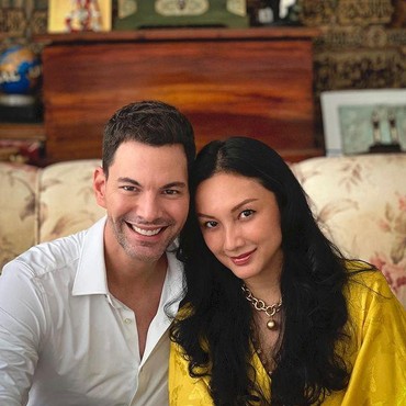 8 Potret Tata Cahyani Eks Istri Tommy Soeharto & Kekasih Bule Aktor Hollywood