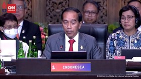 VIDEO: Sri Mulyani Rangkul Hangat Retno Marsudi di Penutupan KTT G20