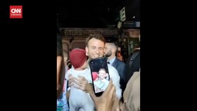VIDEO: Presiden Perancis Emmanuel Macron Jalan Kaki Sapa Warga Bali