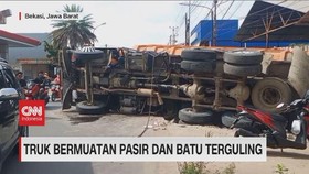 VIDEO: Truk Bermuatan Pasir dan Batu Terguling