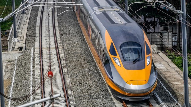 Biaya pembangunan proyek Kereta Cepat Jakarta-Bandung (KCJB) membengkak dari rencana awal.