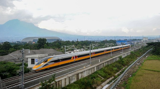 Tiket Kereta Cepat Jakarta-Bandung akan dijual Rp125 ribu-Rp250 ribu pada 3 tahun pertama dan akan dinaikkan jadi Rp150 ribu-Rp350 ribu setelahnya.