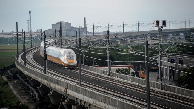 Indonesia dan China sepakat pembengkakan biaya Kereta Cepat Jakarta-Bandung mencapai US,2 miliar atau Rp18,24 triliun.