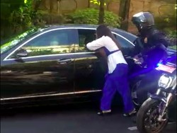 Reaksi Jokowi Saat Wanita Terobos Iring-iringan Lalu Tarik Tangannya di Bali