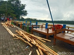Deretan Warung di Waduk Gunung Rowo Pati Ambruk Disapu Puting Beliung