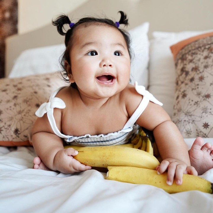 <p>Ada juga nih potret dari baby Xarena, putri dari penyanyi Siti Badriah yang sekarang sudah belajar memakan buah pisang. Hihi, gemasnya si baby Xarena yang terlihat chubby. (Foto : Instagram :@sitibadriahh)</p>
