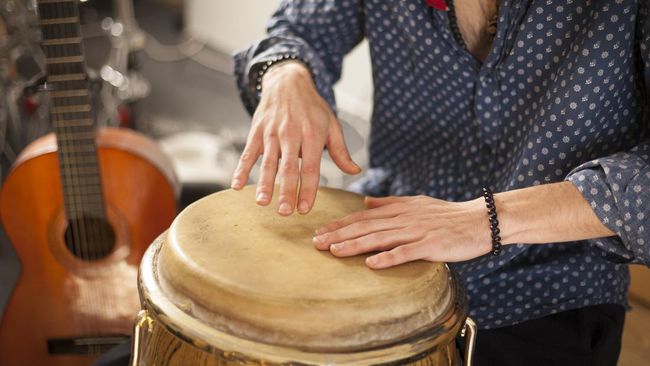 Alat musik ritmis tidak memiliki nada, melainkan menghasilkan irama. Berikut pengertian, contoh alat musik ritmis, dan cara memainkannya.
