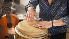 12 Contoh Alat Musik Ritmis dan Cara Memainkannya