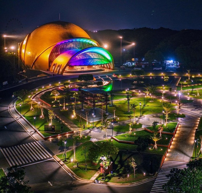 Beginilah rupa wahana Keong Mas di malam hari yang kini semakin modern dan mentereng. Penataan taman di depan Keong Mas pun membuatnya menjadi semakin rapi dan rindang. (Foto: Instagram/pakindro)
