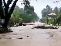 Bendungan Malunda di Majene Meluap hingga Rendam Jalan Trans Sulawesi