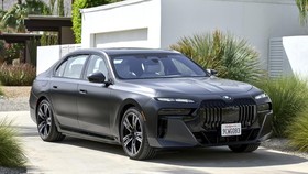 Jokowi Dijemput Mobil Listrik Mewah BMW i7 di Thailand