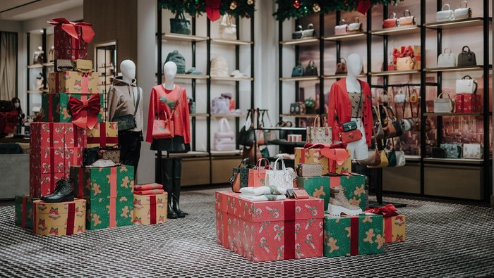 Coach Rilis Koleksi Holiday 2022, Tampilkan Busana dan Aksesori Bergaya Kasual dan Playful Coach Rilis Koleksi Holiday 2022, Tampilkan Busana dan Aksesori Bergaya Kasual dan Playful