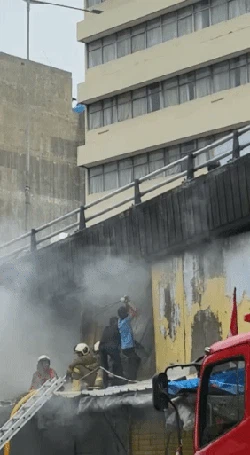Damkar Bongkar Dinding Seng demi Padamkan Kebakaran Pasar Pagi Asemka