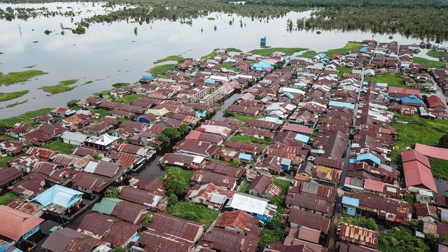 Ablasi atau terkikisnya DAS di Palangkaraya mengakibatkan 15 rumah rusak dengan empat di antaranya amblas. 