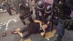 FOTO: Rusuh Polisi vs Pedemo Warnai KTT APEC di Thailand