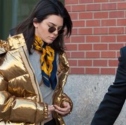 Gaya Stylish ala Selebriti Hollywood Pakai Puffer Jacket agar Outfit Musim Dingin Makin Stylish