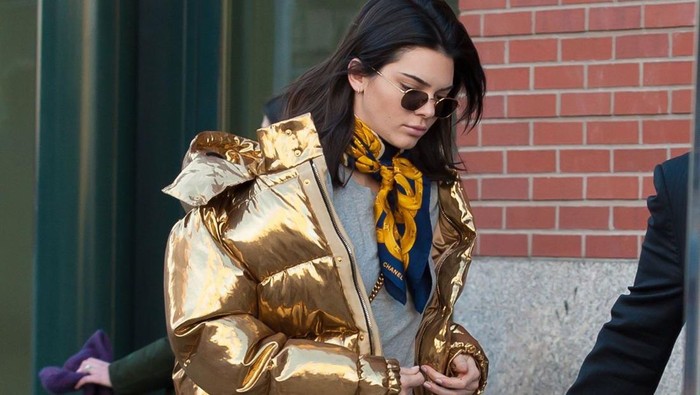 img-title Gaya Stylish ala Selebriti Hollywood Pakai Puffer Jacket agar Outfit Musim Dingin Makin Stylish