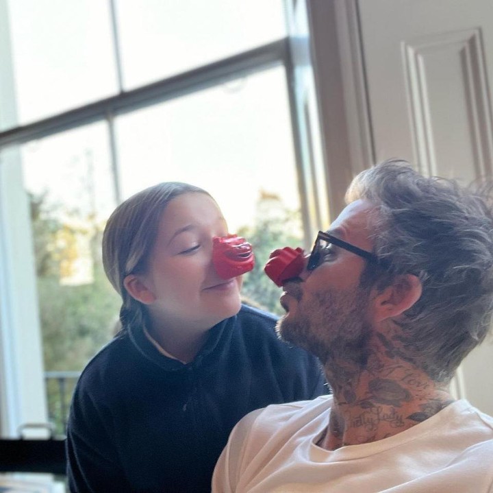 <p>Menjadi anak perempuan satu-satu dalam keluarga tersebut juga membuat Harper manja pada ayahnya, nih. Bahkan ada yang menyebut ia sangat mirip dengan sang ayah, lho. Bagaimana menurut Bunda? (Foto: Instagram @romeobeckham, @davidbeckham, @victoriabeckham)</p>